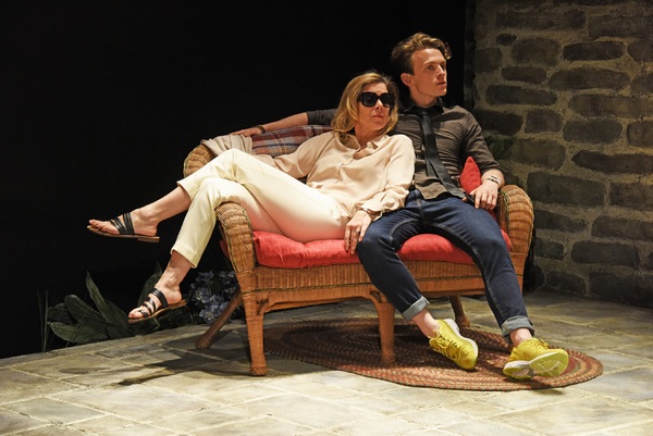 Photo Flash: First Look at VANYA AND SONIA AND MASHA AND SPIKE at the Ustinov Studio  Image