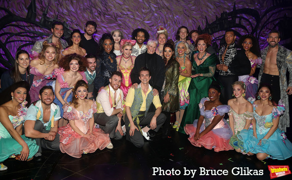 Glenn Close and the cast of 