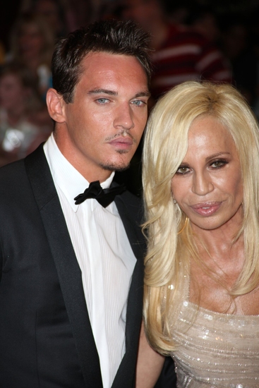 Jonathan Rhys Myers & Donatella Versace

 Photo